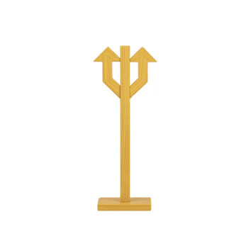 di legno cartello stradale con tre verso l'alto puntamento frecce sta su rettangolare base, simboleggiante direzione e scelta. naturale legna struttura Aggiunge rustico sentire per semplice design png