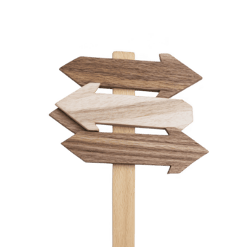 tre trä- pil tecken pekande i annorlunda vägbeskrivning på trä- posta, isolerat på genomskinlighet bakgrund. pilar är tillverkad av annorlunda nyanser av trä, skapande rustik och naturlig se png