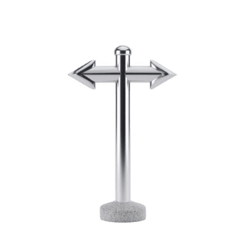 metallico cartello stradale con Due frecce puntamento nel di fronte indicazioni sta su calcestruzzo base, simboleggiante scelta e direzione. elegante design riflette modernità e decisione fabbricazione png