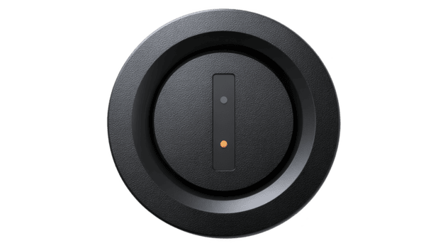 lustroso Preto circular eletrônico dispositivo com texturizado superfície e central botão apresentando pequeno laranja indicador luz, sugerindo moderno e minimalista Projeto png