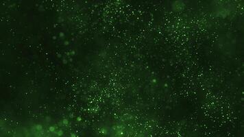 brillante luccicante particelle e scintillante bokeh leggero su un' buio verde pendenza sfondo. sfarzoso luccichio celebrazione festa animazione. adatto come un astratto santo Patrick giorno sfondo. video