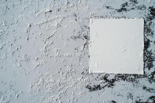 blanco cuadrado parche en texturizado gris pared en urbano ajuste foto