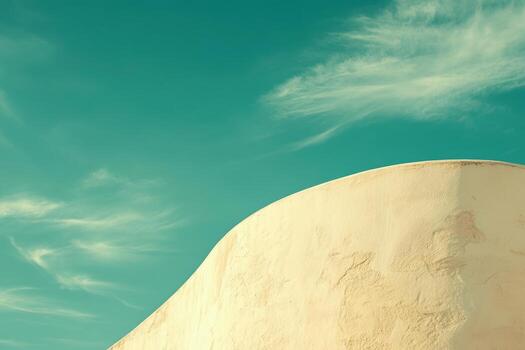 curvo edificio forma debajo un claro azul cielo a tiempo de día foto