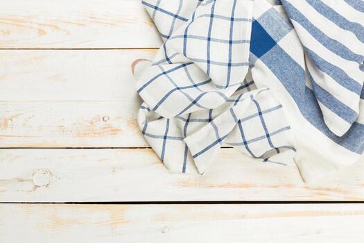 suave lino telas con comprobado patrones en un rústico madera superficie foto