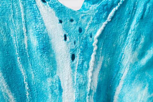 brillante turquesa textil con único textura y modelo desplegado en ligero ajuste foto