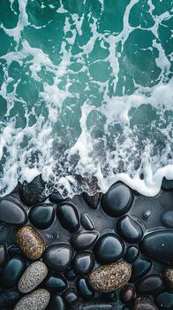 Oceano olas y suave orilla piedras foto