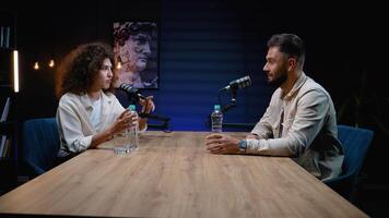 påverkare diskuterar ämnen under podcast intervju session video