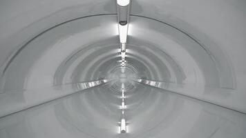 futuristisch Tunnel Szene Vitrinen glatt Design und beleuchtet Weg, betonen Bewegung und Tiefe im ein kontinuierlich fließen von Licht und Raum video