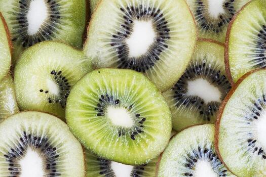 un parte superior abajo macro ver de un antecedentes de muchos Fresco kiwi rebanadas foto