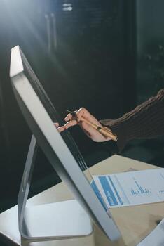 un persona es utilizando un computadora a dibujar en un pedazo de papel foto