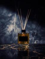 lujo fragancia difusor con negro etiqueta en oscuro mármol antecedentes foto