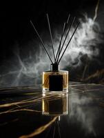 lujo fragancia difusor con negro etiqueta en mármol superficie y fumar antecedentes foto