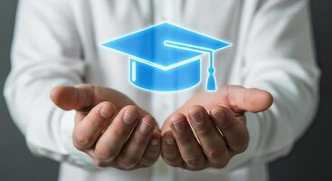 persona en blanco camisa participación un brillante azul graduación gorra icono simbolizando educación conocimiento y oportunidad esta imagen representa logro éxito y el búsqueda de mayor aprendizaje sus perfecto foto