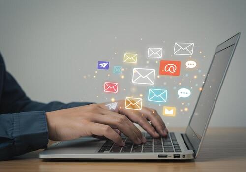 persona utilizando ordenador portátil computadora enviando correos electrónicos digital comunicación en línea mensajería global red concepto un personas manos activamente tipo en un ordenador portátil teclado rodeado por vibrante correo electrónico íconos simbolizar foto