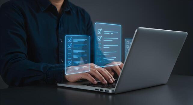 persona trabajando en ordenador portátil computadora con digital Lista de Verificación revisando Tareas y gerente que hacer lista en un moderno oficina lograr metas y productividad concepto foto
