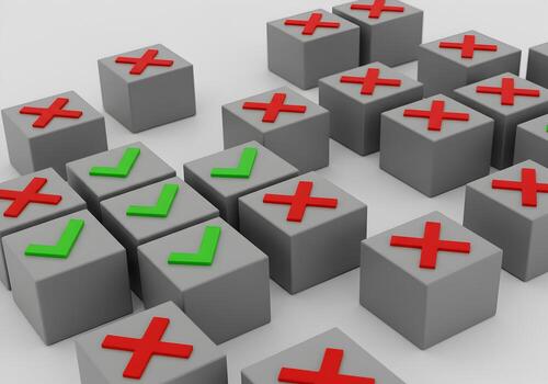 rojo y verde cubitos con marcas de verificación y cruces en un blanco antecedentes representando Toma de decisiones opciones y el concepto de Derecha y incorrecto foto