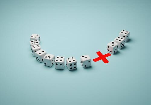 blanco dado formando un curva con un rojo X calificación el final en un ligero azul antecedentes ilustrando conceptos de riesgo oportunidad y Toma de decisiones foto