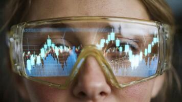 futurista comerciante vistiendo aumentado realidad lentes analizando mercado datos. video