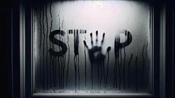 main impression sur embué fenêtre avec Arrêtez écrit sur il dans une foncé et de mauvaise humeur atmosphère video