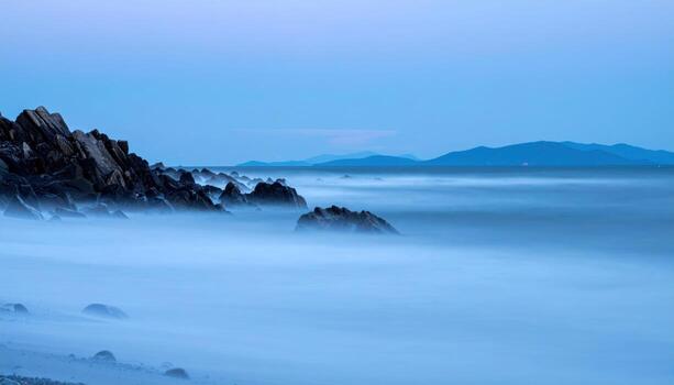 costa niebla laminación terminado oscuro mar a azul hora amable degradado con Superior tercero vacío para texto calma mínimo marina foto