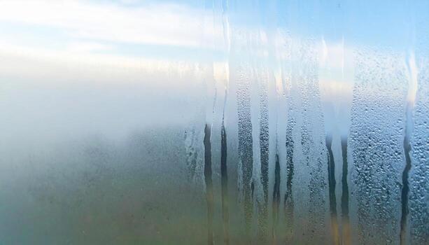 Mañana condensación caminos corredizo abajo imagen ventana pálido cielo mínimo líneas representando tranquilo interior abstracción y amable luz adecuado para editorial caracteristicas bienestar marca foto