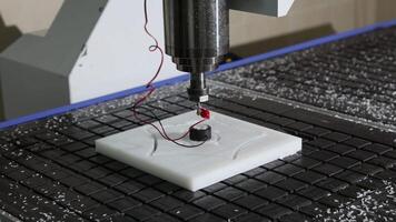 arbetstagare miljö z-axeln verktyg sond på en cnc fräsning maskin innan startande exakt plast träsnideri. uppstart bearbeta video