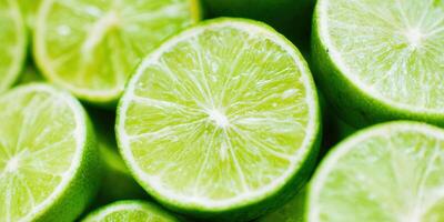 rebanado limas, un Fresco y vibrante imagen de agrios fruta. foto