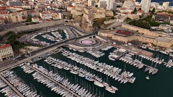 Antenne Aussicht von Marseille Alter Hafen mit Boote, Straßen, und historisch Festungen. Marseille, Frankreich. Marseille, Frankreich. kann 30., 2024 video