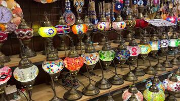 luminosa Turco mosaico lampade su Schermo a un' tradizionale bazar. fatto a mano bicchiere lanterne con orientale modelli creare un' vivace e colorato atmosfera. video