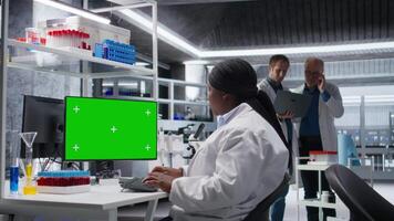 isolato modello schermo Il prossimo per scienziato quello lavori per ricerca studia, utilizzando laboratorio attrezzatura e biochimica utensili vicino del desktop pc. assistenza sanitaria dati analisi e genetica ricerca. telecamera un. video