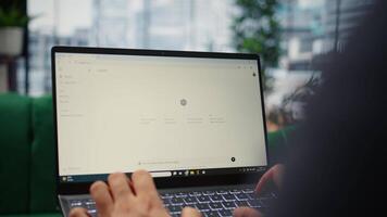 Bucarest, Roumanie - juillet 30 2024 - homme les usages futuriste ai bavarder sur Logiciel à améliorer productivité et Efficacité dans affaires opérations. chatgpt ai outil bot générateur texte. caméra un. video