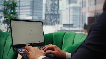 Bucarest, Roumanie - juillet 30 2024 - ai chatbot livrer Les données conduit réponses à une Jeune PDG dans le sien bureau, intelligent chatgpt la toile interface. machine apprentissage et automatisation. caméra un. video