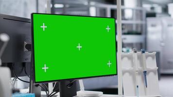 isolerat attrapp dator på en skrivbord i tömma laboratorium Plats, testning verktyg och vetenskaplig instrument fånga de miljö av biovetenskap forskning. medicinsk upptäckt och diagnostik. video