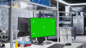 attrapp visa på övervaka löpning i tömma forskning anläggning med Avancerad labb Utrustning för molekyl analys och farmakologi. biovetenskap miljö speglar upptäckt och vetenskaplig precision. video