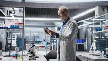 scienziato Lavorando nel un' laboratorio spazio di lavoro con biotecnologia e molecolare biologia Strumenti, clinico analisi e assistenza sanitaria ricerca. farmaceutico sviluppo e dati nel scienza. telecamera un. video