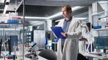 bio Ciência especialista focos em experimentar dados dentro uma pesquisa estudar. laboratório equipamento e químico teste realçar bioquímica, genética e Bioengenharia. cientista trabalhar. Câmera uma. video