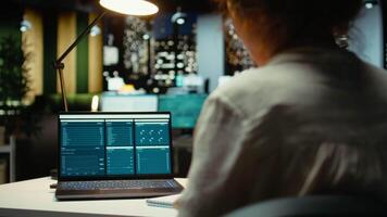 affärskvinna specialist analyserar företag konton och framställning rapporter, använder sig av digital diagram och data insikter till planen Resurser tilldelning och uppsättning företag mål. kamera a. video