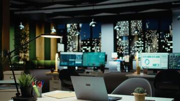 modern företag arbetsyta glöder med prognostisering metrik och grafer. företags- tömma Plats utrustad med teknologi och datorer speglar administrering av företag mål. video