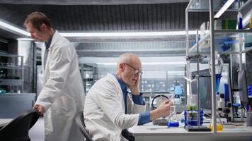 kemist i biolab konstaterar dator med fascination och nyfikenhet, fängslande experimentera data resultat. fascinerad forskare läsning ovanlig bioteknik forskning upptäckt. kamera a. video
