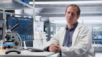 pov di laboratorio scienziato su conferenza chiamata spiegando molecolare analisi e biotecnologia studia risultati. ragnatela connessione supporti telemedicina, medico scoperta e innovazione. telecamera b. video