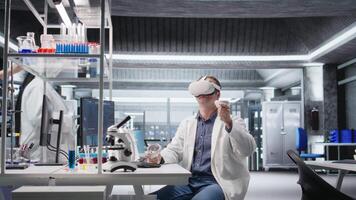 scienziato nel futuristico laboratorio usi vr bicchieri per simulare molecolare esperimenti. virtuale la realtà Tech supporti biotecnologia ricerca e Avanzate medico scoperta nel assistenza sanitaria. telecamera un. video