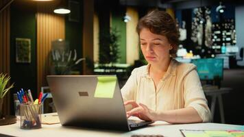 corporativo gerente corrección de pruebas un presentación y planificación objetivos para compañía, resolviendo Tareas después horas en el oscuro oficina. ejecutivo visión enfocado en presupuesto y objetivos cámara una. video