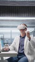 vertical científico en futurista laboratorio usos vr lentes a simular molecular experimentos virtual realidad tecnología apoyos biotecnología investigación y avanzado médico descubrimiento en cuidado de la salud. cámara una. video