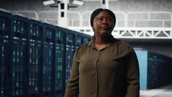 System Administrator Gehen durch Daten Center Server Reihen, Umsetzung fortgeschritten Kühlung und Leistung Verwaltung Lösungen. es Spezialist beaufsichtigen Server Hub, reduzieren Energie Verbrauch, Kamera b video