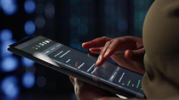 administrateur dans haute technologie Les données centre en utilisant tablette à coordonner déploiement de Nouveau serveur architecture. serveur centre employé en utilisant dispositif à faire sortir de la cyber-sécurité cadre, protéger données, caméra b video