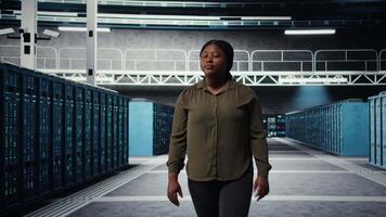 System Administrator Gehen durch Daten Center Server Reihen, Umsetzung fortgeschritten Kühlung und Leistung Verwaltung Lösungen. es Spezialist beaufsichtigen Server Hub, reduzieren Energie Verbrauch, Kamera ein video