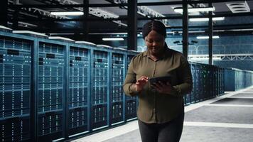 datos centrar ingeniero utilizando aplicación en tableta a garantizar error gratis aparejos redes para intenso computacional demandas. trabajador supervisión servidor cubo equipo componentes para fracasos, cámara un video