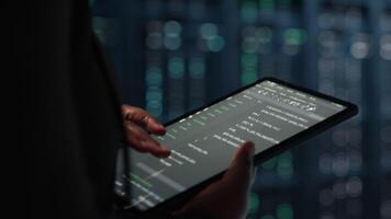 cerca arriba de programador en datos centrar utilizando tableta a implementar avanzado poder administración soluciones trabajador utilizando dispositivo a supervisar servidor centro, reduciendo energía consumo video