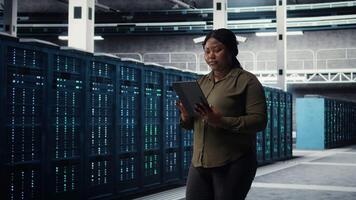 datos centrar administración supervisión datos centrar métrica en tableta a mejorar Operacional eficacia. trabajador utilizando analítica en dispositivo a predecir servidor granja actuación, cámara un video