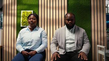 kandidater i de hall motta former från hr sekreterare med en vagn, deltar i de rekrytering bearbeta och väntar i linje till fylla i jobb intervju detaljer. arbetsplats Stöd. kamera a. video